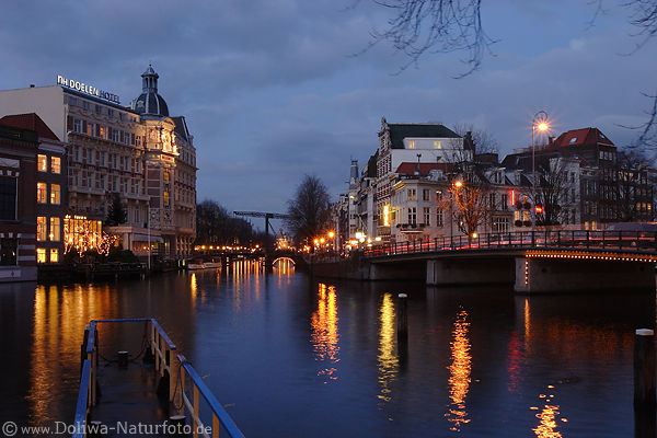 Amsterdam Nacht Wasserlandschaft Bild Brücken Laternenlicht Spiegelung in Amstel-Gracht
