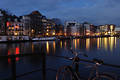 Amsterdam Nachtfoto Romantik City-Lichter Spiegelung in Wasser Wohnboote Fahrrad am Amstelufer