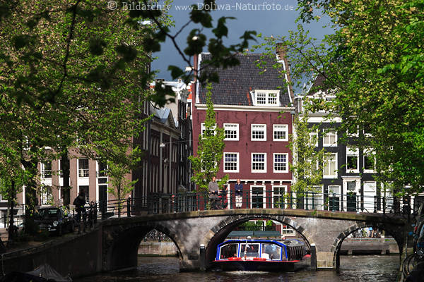 Amsterdam Gracht Bogenbrcke Wasser-Boot Menschen Frhlingssonne Altstadt Huser Landschaft