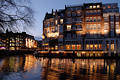 Amsterdam Nacht Hotel de L`Europe romantische Nachtlichter in Wasser City Design Fotokunst