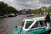 Water-taxis Passagiere Bord-Einstieg Foto in Amsterdam Fluss-Landschaft
