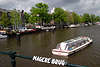 Amsterdam Fluss-Landschaft Schiff-Taxi in Wasser Amstel-tour von Magere Brug Foto