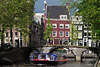 Amsterdam Gracht Schiff Frühling-Tour Bogenbrücke Altstadt Häuser Foto