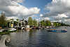 Amsterdam WasserLandschaft Bild schöne Aussicht von Magere Brug auf Schiffe Wohnboote