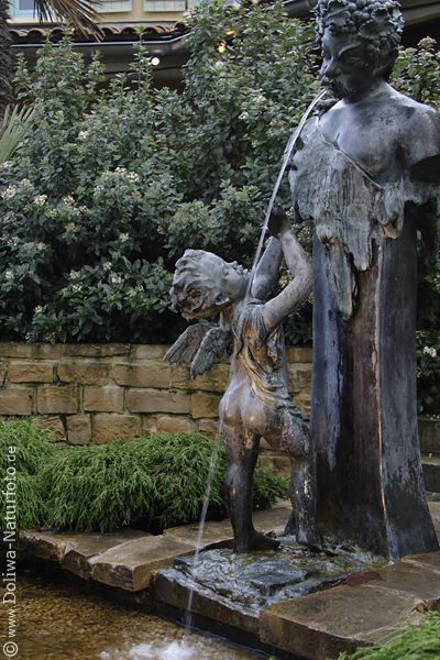 Engel Denkmalstatue Wasserbrunnen in De-Eemhof Wintergarten Center Parcs Dome