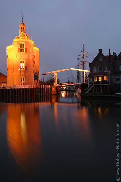 Dromedaris Rundturm Rotlicht in Enkhuizen Hafen Wasser Brcke bei Dmmerung