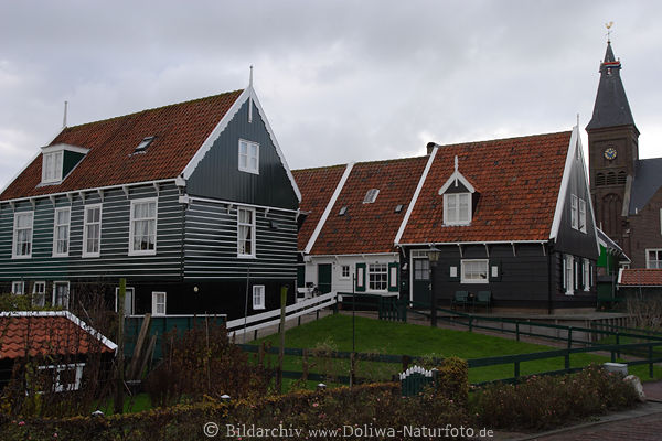 Marken Ferienhuser vor Kirche