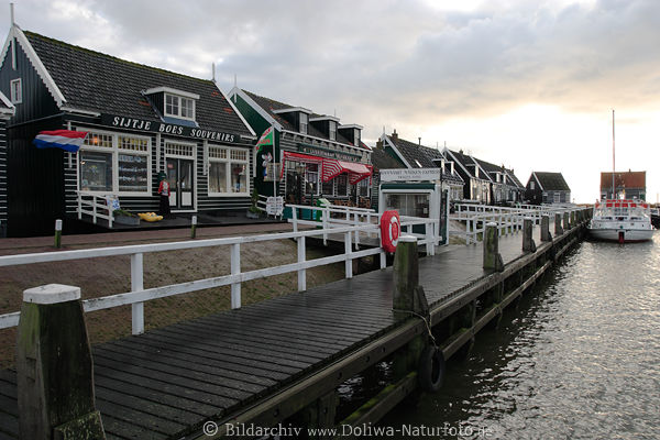 Marken Schiffshafen Souvenirslden bunte Huser am Wasser