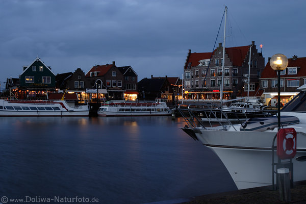 Volendam Hafenstadt Schiffe am Wasser Markermeer in Dmmerung
