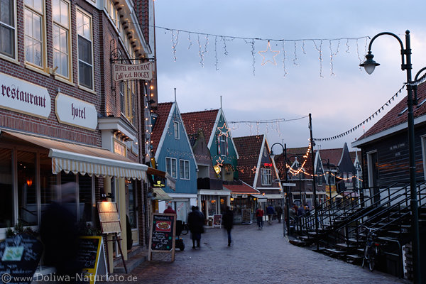 Volendam Strasse am Hafen Weihnachtszeit Advent Dmmerunglicht
