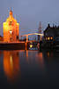 Dromedaris Rundturm Rotlicht Foto in Enkhuizen Hafen Wasser Brücke Spiegelung bei Dämmerung