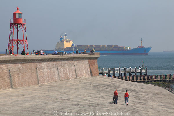 Vlissingen Leuchtturm am Meer Deich Touristen Schiff Blick