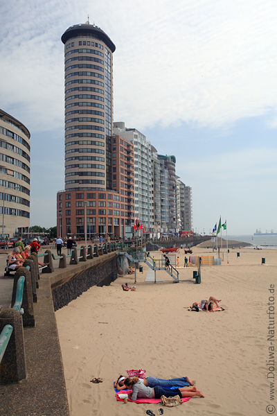 Badestrand Vlissingen Meer Sand Touristen Promenade am Wasser Westerschelde Rundturm Hotelhuser