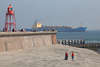 Vlissingen Leuchtturm am Meer Deich Touristen Containerschiff Ausblick Bild
