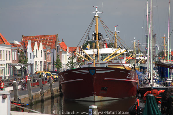 Zierikzee Hafen Schiffe in Wasser Promenade Huser malerische Landschaft