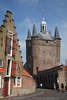 Zierikzee Nordhafenturm Foto Gasse Radfahrer historische Backsteinhäuser in Zeeland Stadt