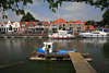 Zierikzee Jachten in Wasser Hausreihe Landschaft am Oosterscheldekanal in Zeeland Urlaub