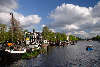 Amsterdam Wohnboote Landschaft Foto Wohnschiffe am Flussufer Amstel Wasser