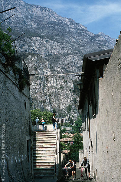 Limone Gasse Felsenwand Garda Touristen Radfahrer Paar