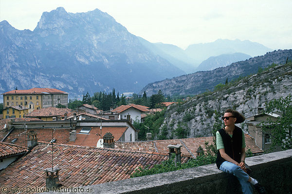 Limone Dcher Landschaft mit Mdchen Frau Berge Blick von Terrasse Gardasee