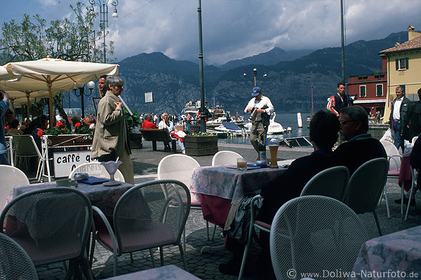 Malcesine Cafs am Gardasee Binnenhafen Bergkulisse