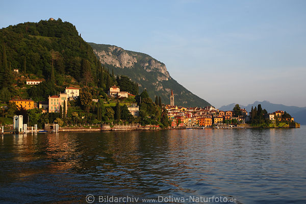 Varenna Skyline Foto Bergfelsen Stadtpanorama am Lario Wasser Alpensee Lago Como Blauhimmel