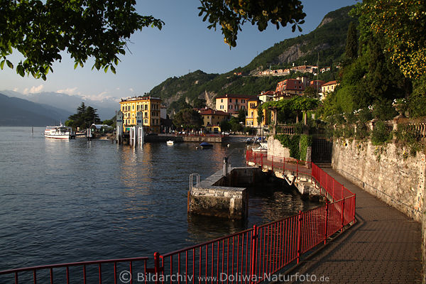 Varenna Ufersteg Como See Bucht Uferpfad Promenade Bergkste Schiff in Hafen