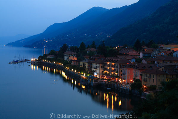 Cannero Riviera Seepromenade Nachtlichter Panorama in Maggioresee Wasser Berglandschaft