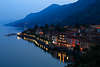 Cannero Riviera Seepromenade Nachtlichter Panorama in Maggioresee Wasser Berglandschaft