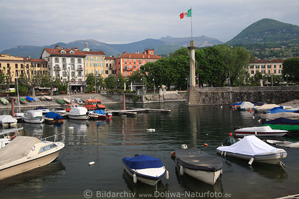 Verbania Porto a Lago Maggiore Intra Hafen Boote Landschaft Wasserbucht Piemonte Ferienort Italien