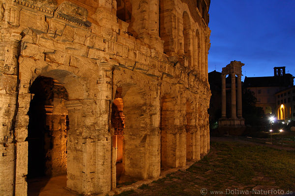 Rom Theater des Marcellus Nachtfoto antike Mauer in Rotlicht Sulen-Bauwerk