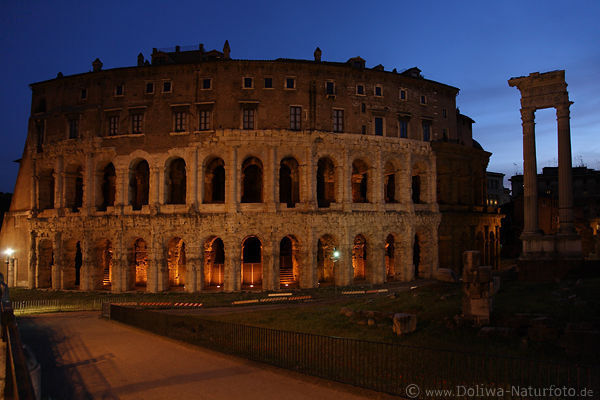 Marcellustheater Nachtpanorama Rom antike Bauwerk als Wohnhaus