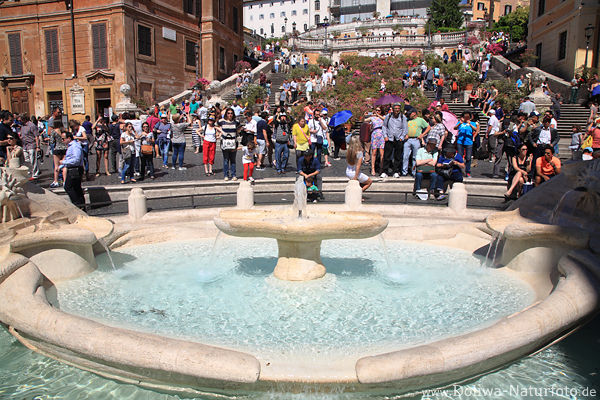 Rom Brunnen Wasser-Fontne Spagna-Platz Besucher Spanische Treppe