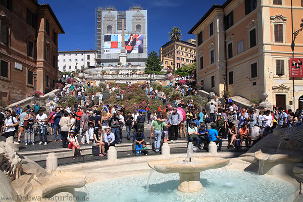Roma Piazza Spagna Fontana Brunnen Fontne Spanische Treppe Besucher