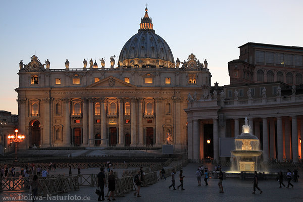 Vatikan Petersdom ppstliche Basilika Rom Nachtlichter Petersplatz Brunnen Fontne Besucher