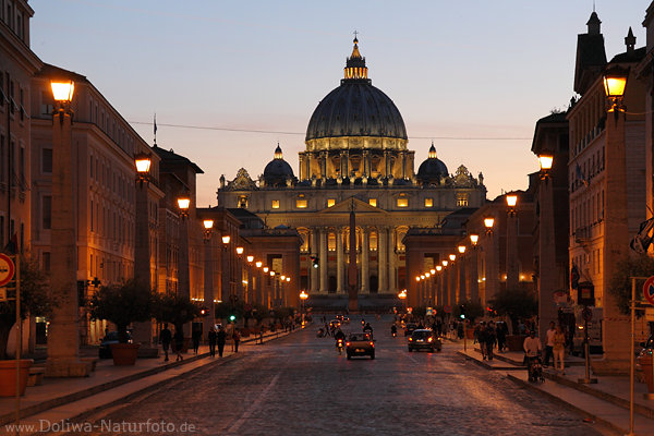Vatikan Rom Allee Via Concilacione Petersdom ppstliche Basilika Nachtlichter