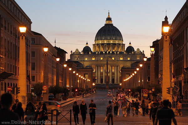 Vatikan Staat Basilika Papstresidenz Petersdom Allee Nachtlichter Rom Besucher