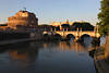 Rom Fluss Tiber Brücke Sant’Angelo Festung Wasser Landschaft Panorama Abendsonne