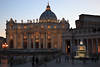 Vatikan Petersdom päpstliche Basilika Rom Nachtlichter Petersplatz Brunnen Fontäne Besucher