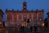 Rom Kapitolsplatz Palast Panorama Nachtfoto mit Besucher am Kaiser Reitpferd Denkmal