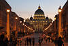 Vatikan citta Vaticano Allee vor Basilika Papst Petersdom Nachtlichter Rom Besucher