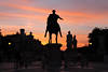 Kaiser Aurel Silhouette auf Pferd Rom roter Himmel Nachtfoto von Kapitol