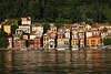 Varenna bunte Architektur am Como-See Uferpanorama farbige Huser Foto von Wasser