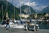 Riva Garda Hafen Promenade Jogger Lauf Frau Bank mit Bergkulisse Boote