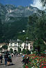 Riva Bergkulisse Uferpromenade Gardasee Felswand Blumenblte Touristen