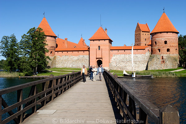 Trakai Burg Brcke Tor zur ehem. Residenz litauischen Grofrsten mit Touristen