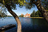607791_ Trakai Burg Ansichten am Galve-See, Inselburg Foto in Ferne vom Ufer, Wasserburg mit Palast