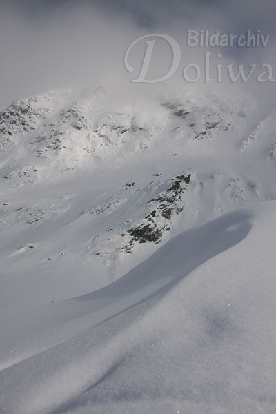 Schneeverwehungen Natur Fogarascher Berge Rumnien Gipfel versunken in Winter