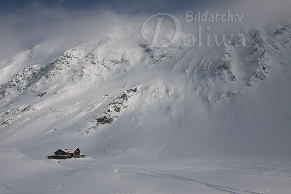 Wintertal mit Cabana Blea Lac Berghtte in Fogarascher Berge Schneelandschaft