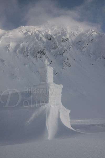 Eiskirche in Schnee Landschaft romantische Berge Sdkarpaten bei Blea-See